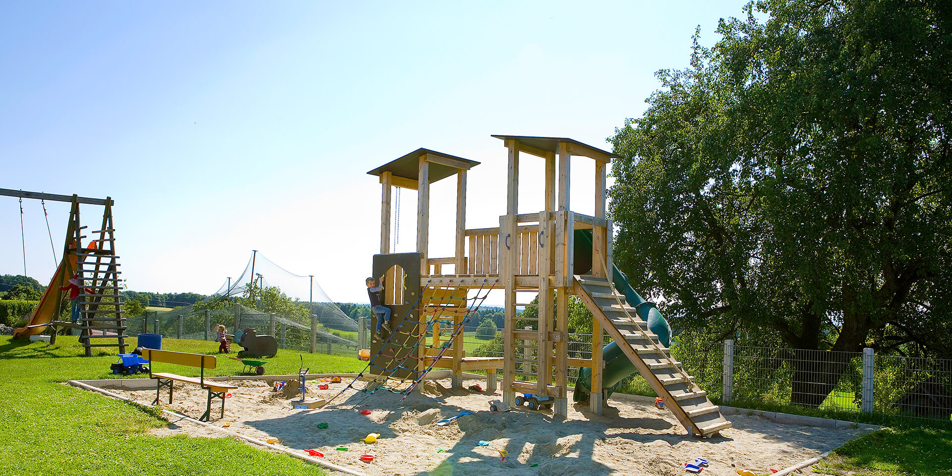 Spielplatz & Spielscheune Spielplatz & Spielscheune